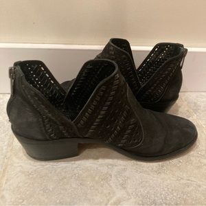 Vince Camuto Prasata Leather Ankle Booties Size 8M Solid Black Western Casual
